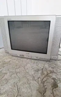 یک تلوزیون سامسونگ ۲۱ و یک ضبط دو باند