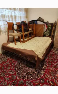 میز ناهار خوری وتخت،میز در حد نو