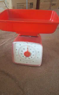 ترازوی آشپزخانه . جا سسی . نعلبکی .میوه خوری .