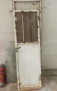 چند عدد درب چوبی و فلزی فروشی