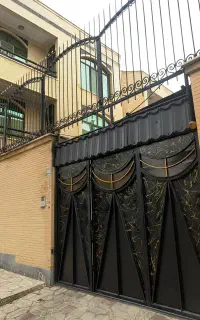 نقاشی ساختمان  درب آهنی و دیوار
