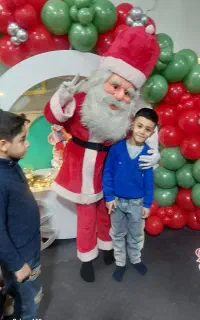 به دونفر جوان پر انرژی برای پوشیدن تن پوش عروسکی