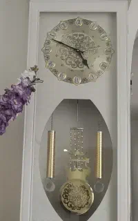 ساعت ایستاده سفید