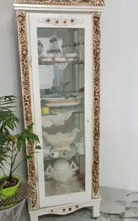ساعت دیواری و ویترین