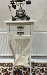 تلفن رو میزی همراه با میز