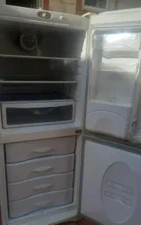 یخچال کهنه و پوسیده
