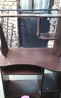 میز تحریر و کامپیوتر چوبی