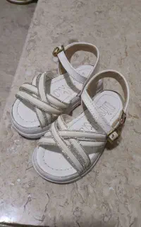 صندل بچگانه نو در حد دوساعت پا شده