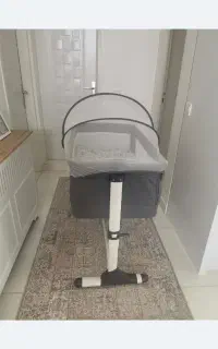 تخت کنار مادر و تشک بازی