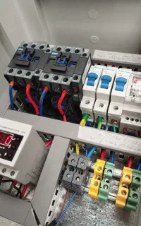 خدمات برق صنعتی ، تابلو برق و اینورتر