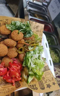 استخدام نیرو خانم برای ساندویچی فلافلی