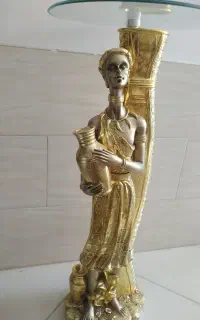 مجسمه وگلدان