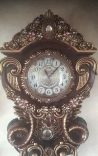 یک ساعت دیواری طرح دارسالم