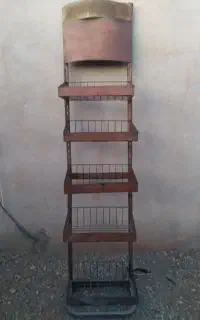 یک عدد تبقه چیپس و پفک سوپرمارکت