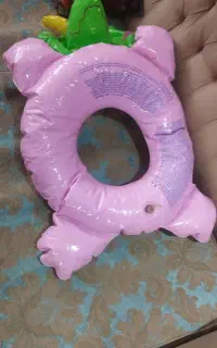 استخر بادی و تیوپ نجات کودک