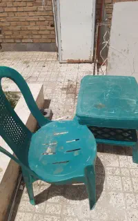 ۴ عدد صندلی و یک میز ضد آفتاب