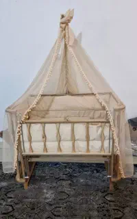 تخت کنار مادر گهواره شو