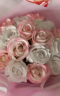 دسته گل با گل‌های سفید وصورتی
