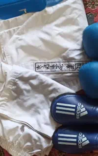 لباس کاراته با دوتا کمربند و دستکش