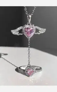 گردنبند و انگشتر جواهری صورتی و دم وال
