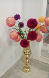 گل و گلدان کنار سالنی