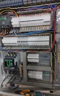 برقکار صنعتی و برق ساختمانی عیب یابی مونتاژ تابلو