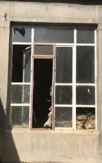 2 پنجره آهنی و ۴ لنگه در چوبی