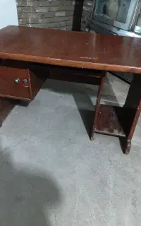 میز تحریر کامپیوتر از جنس چوب در حد نو