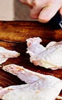یک نفر خانم اشنا به کار قطعه بندی مرغ