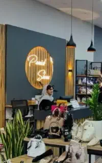 فروشنده خانم یا آقا  و صندوق دار خانم