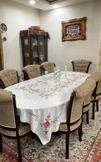 میز ۸ نفره تمام چوب به همراه شیشه روی میز