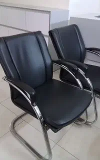 میز اداری و ۴ عدد صندلی انتظار اداری