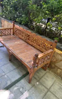صندلی یا نیمکت سنتی چوبی