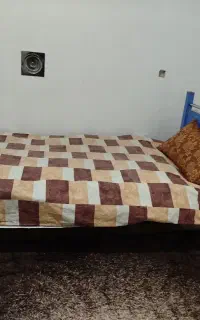 تخت خواب یک نفر جوان
