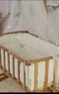 تخت خواب و گهواره کنار مادر