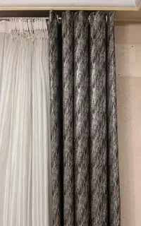 یک عدد کنار پرده