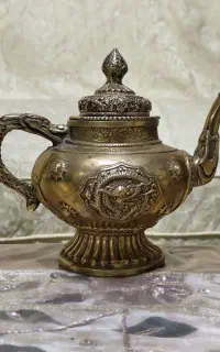 نقاشی و قوری برنزی