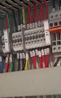 مونتاژ تابلو  صنعتی و برق کشی ساختمانی
