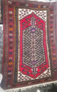 یک دونه فرش دستباف متوسط