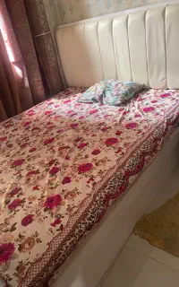 تخت۲نفره همراه تشک وپاتختی و دراوراینه دار