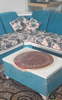 مبل هفت نفره ال با میز جلوییش کار کرده