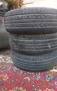 سه عدد لاستیک تیبا و دو عدد چراغ عقب تیبا