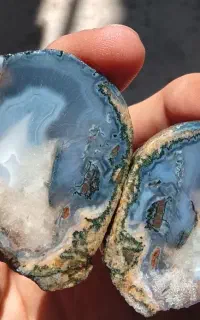 عقیق توپی برش خورده کبودآبی با ژعود کوارتز شفاف