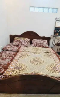 تخت خواب چوبی دونفره همراه با یک پاتختی