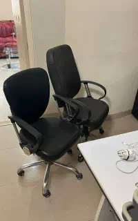صندلی و کتابخانه