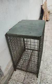 سطل زباله فلزی جلوی ساختمان