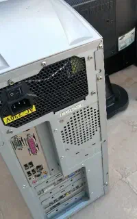 کیس کامپیوتر با کیبورد بدون مانیتور و اسپیکر