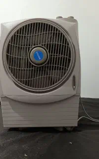 یک دستگاه کولر و پنکه پرتابل