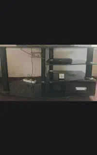 میز تلویزیون شیشه‌ای