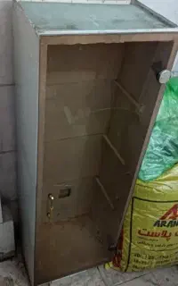 بوفه شیشه ای فلزی مناسب اسباب بازی و....